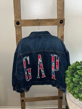 Ladies G A P Denim Stylish Blue Jean Jacket Size XL.  Embroidered Cropped
